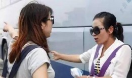 女子吃瓜听导游