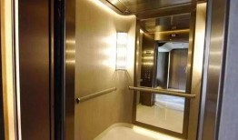 小区小孩电梯吃瓜