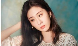 女子吃瓜听导游