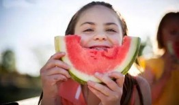 盘腿吃瓜看电影,一场别开生面的休闲时光