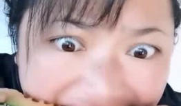 农村女旁边吃瓜,瓜香四溢话家常