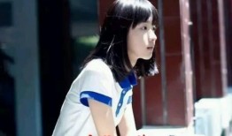 校服美女吃瓜视频,校服美女的甜蜜瞬间