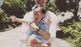 抱着小孩子吃瓜,抱着宝宝共享瓜果乐趣