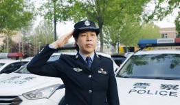 最美警察吃瓜视频,萌态十足引网友热议