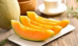 江西女子吃哈密瓜,美味又营养！