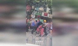 街边吃瓜群众视频,吃瓜群众围观一幕，现场画面令人咋舌