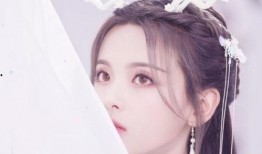 杨超越吃锦鲤瓜视频,趣味互动引网友热议